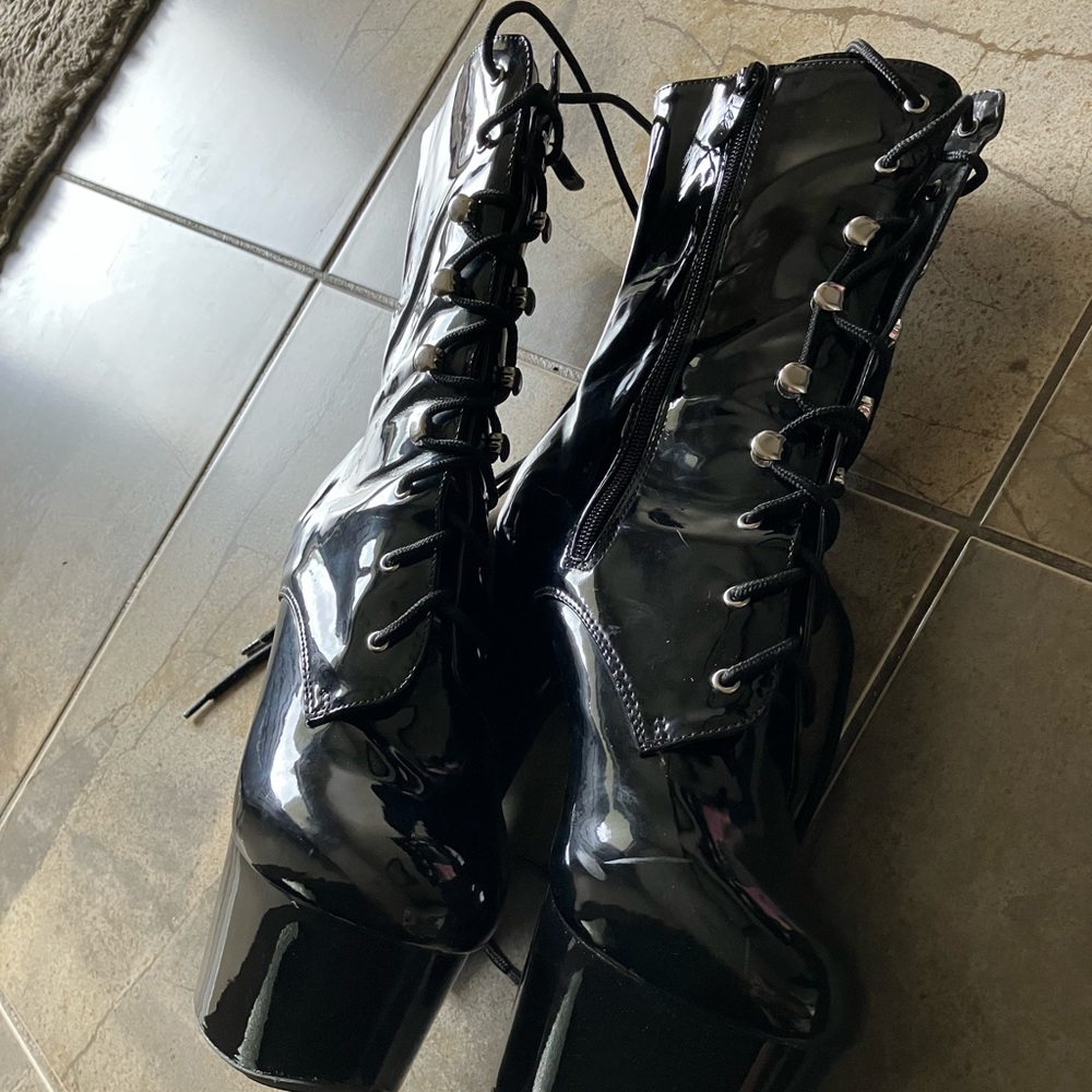 Ellie Black Patent Leather Dancer Boots Size 9
